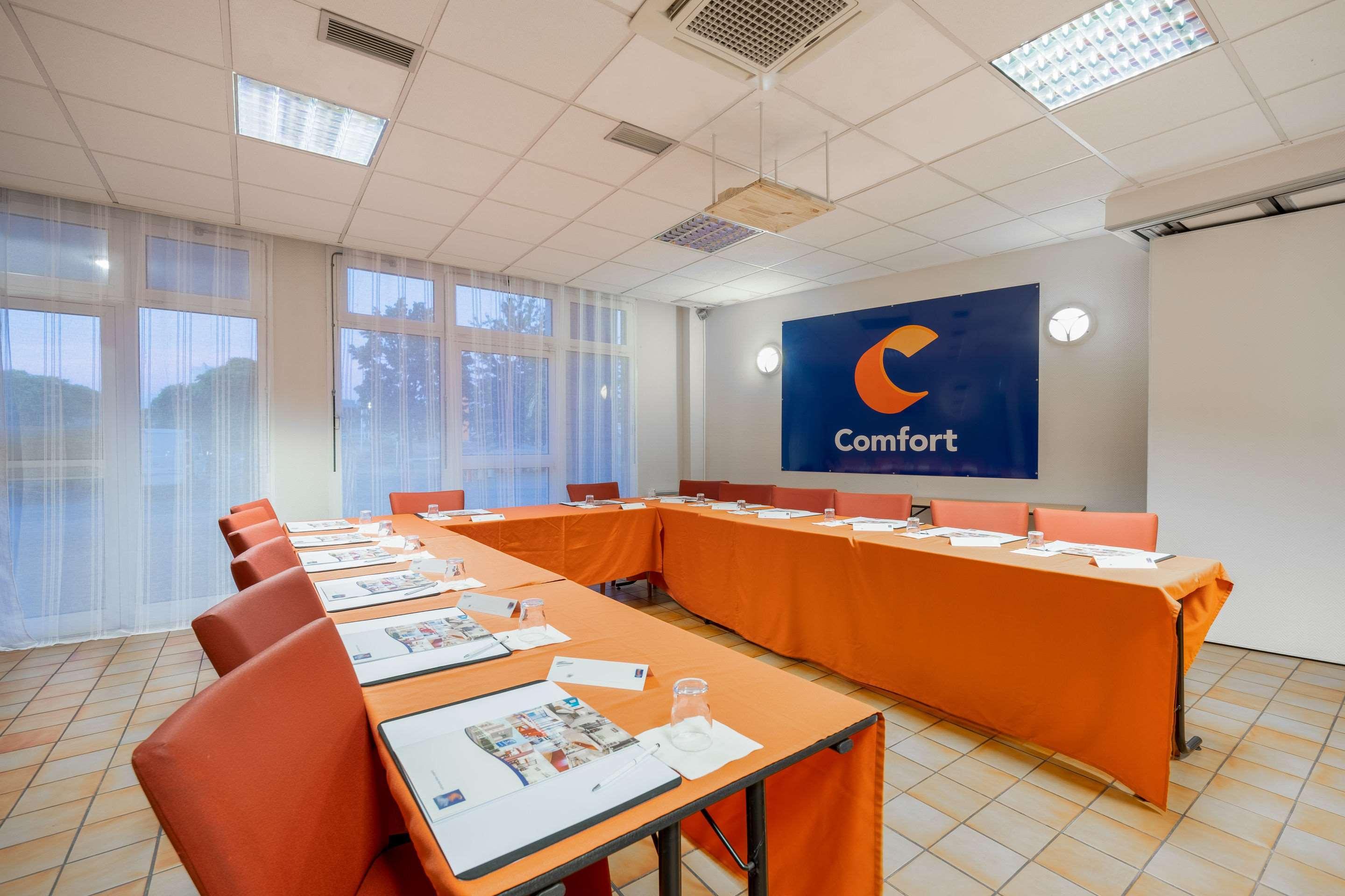 Comfort Hotel Монлюсон Экстерьер фото